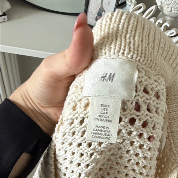 H&M Cream V-Neck Knit Sweater - Picture 6 of 7
